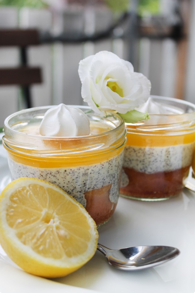 Zitronenkuchen im Glas Dessert mit Mohnquarkcreme